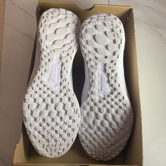 Men's Nike Revolution 6 Next Nature Running Shoe Size 9 Triple White - Picture 8 of 8